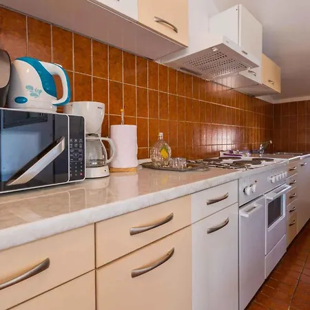 Apartament In 5600 *